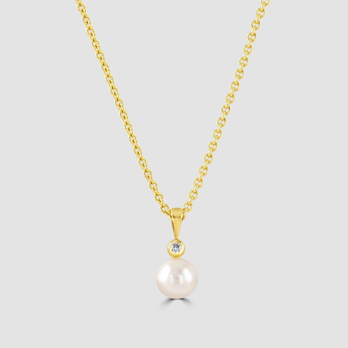 18ct yellow gold pearl and diamond pendant and chain