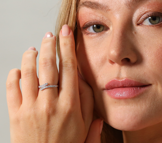 Diamond cross over ring