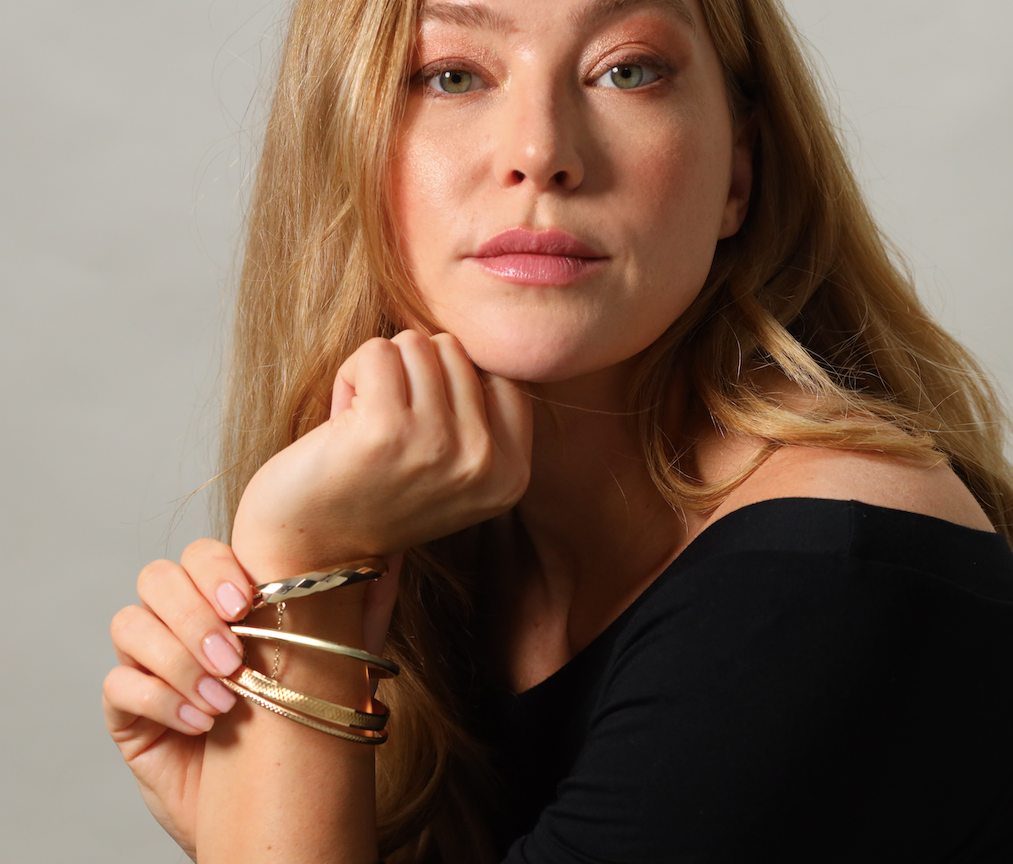 Hinged faceted bangle with safety chain