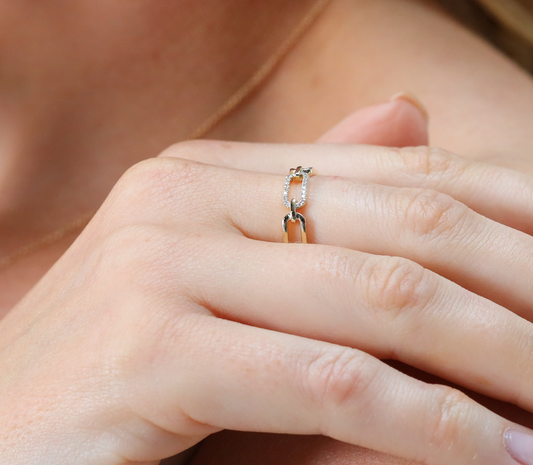 Diamond set chain link ring