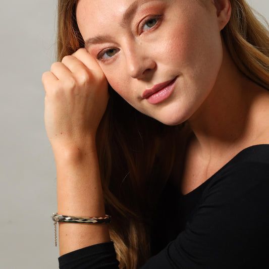 Push on bangle with engine turned engraving