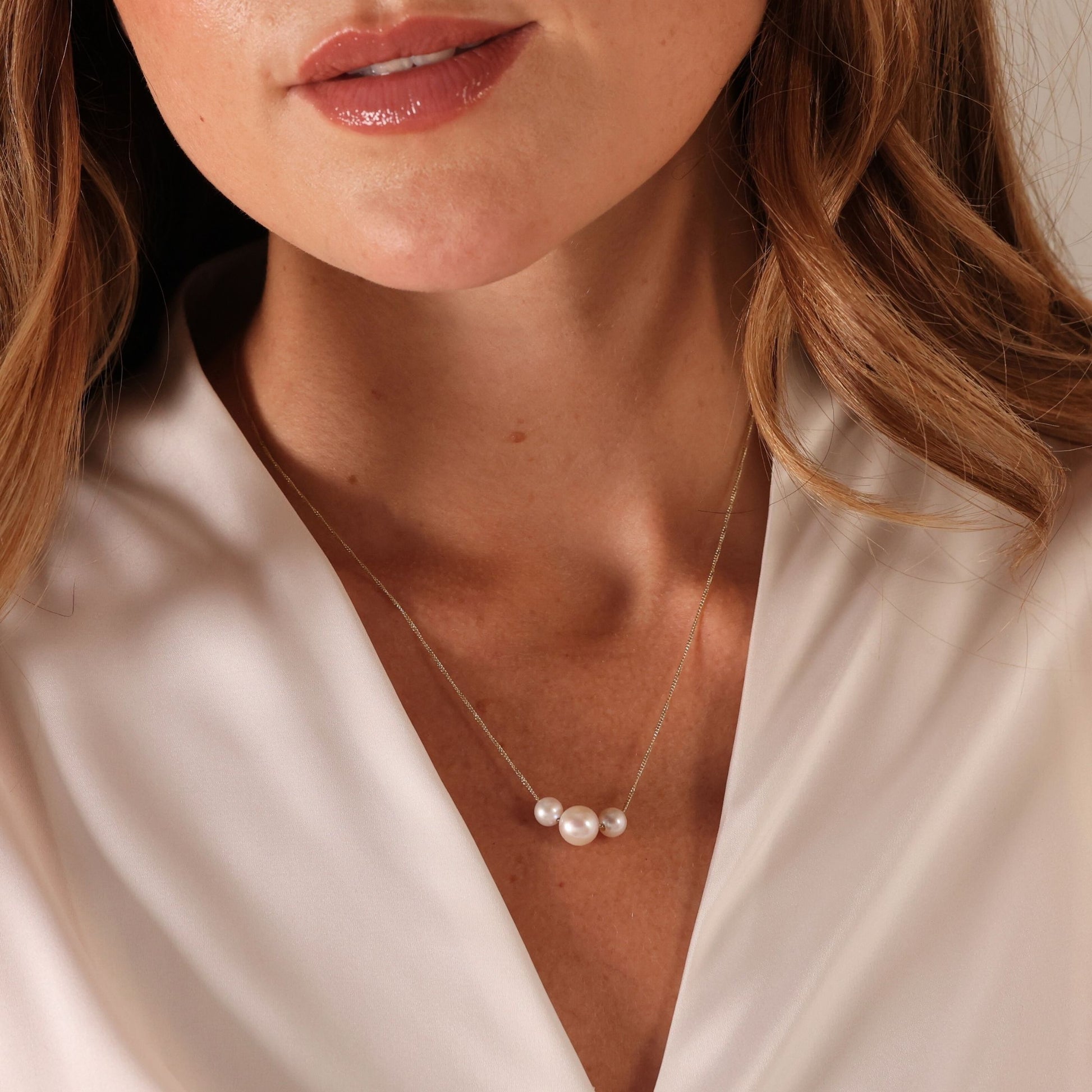 9ct chain with three graduating pearls