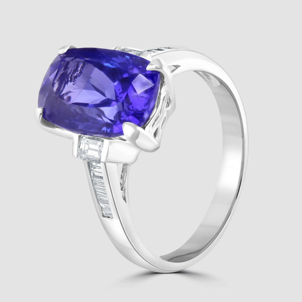 Tanzanite solitaire with diamond shoulders