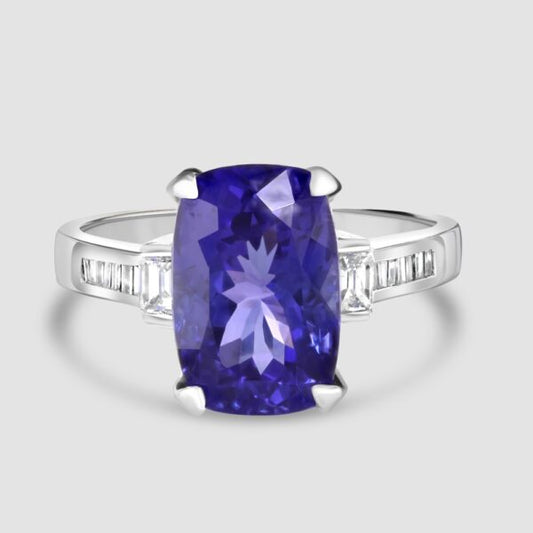 Tanzanite solitaire with diamond shoulders